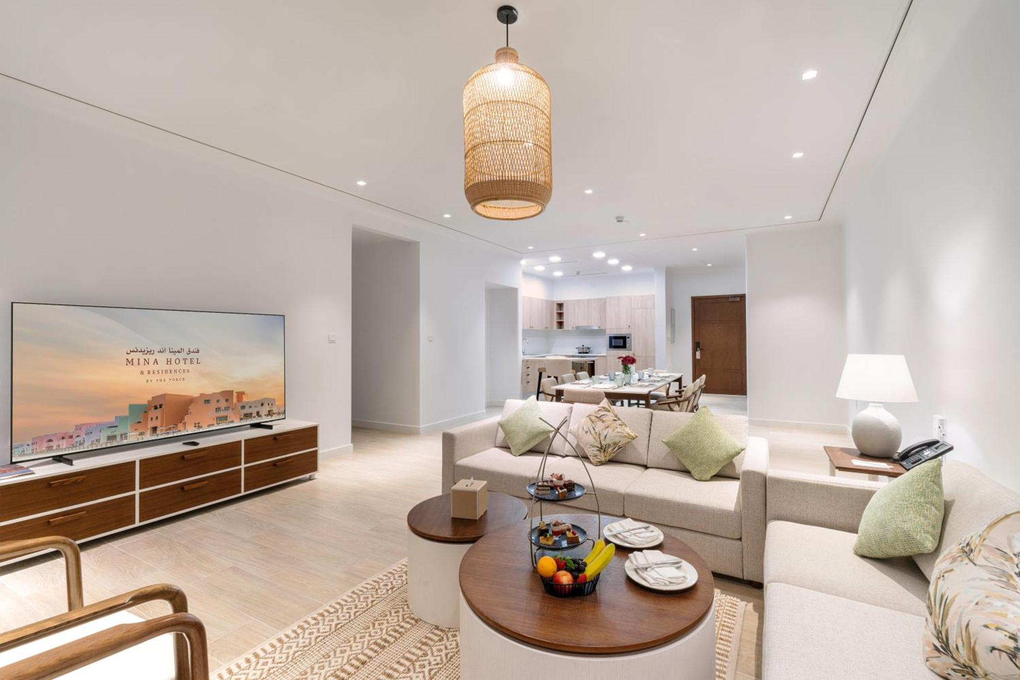 Mina Hotel And Residences By The Torch Доха Экстерьер фото A living room at the Ritz-Carlton, DIFC