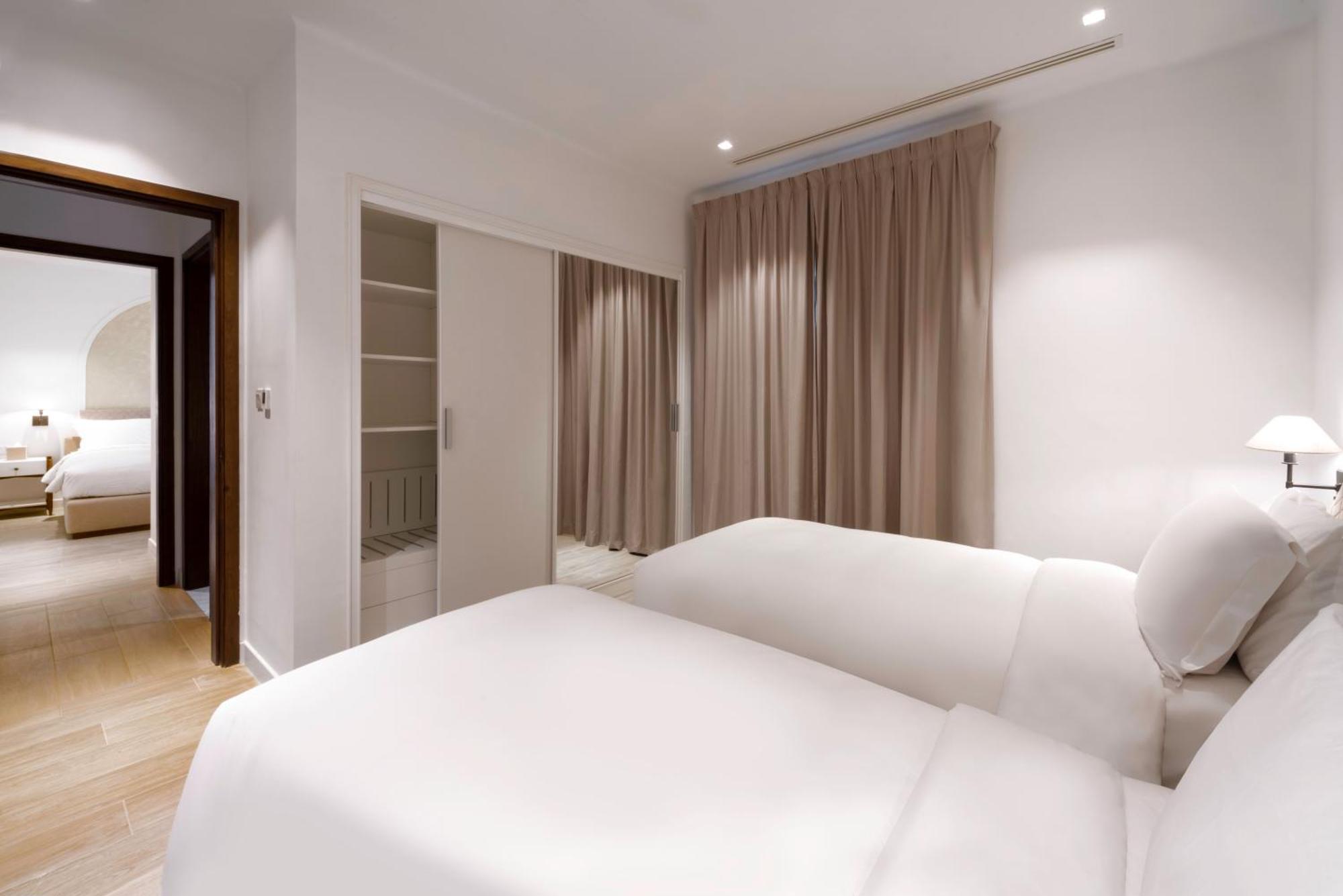 Mina Hotel And Residences By The Torch Доха Экстерьер фото A bedroom at the hotel