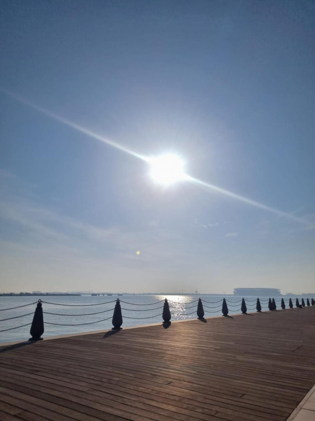 Mina Hotel And Residences By The Torch Доха Экстерьер фото The sun at noon