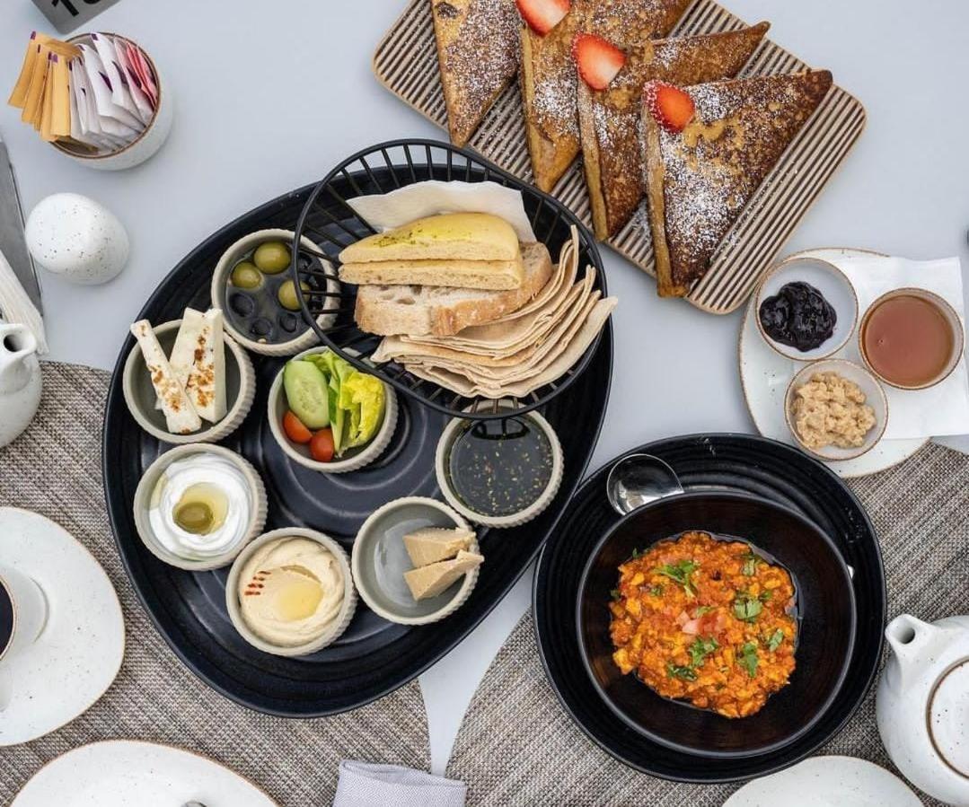 Mina Hotel And Residences By The Torch Доха Экстерьер фото Israeli breakfast