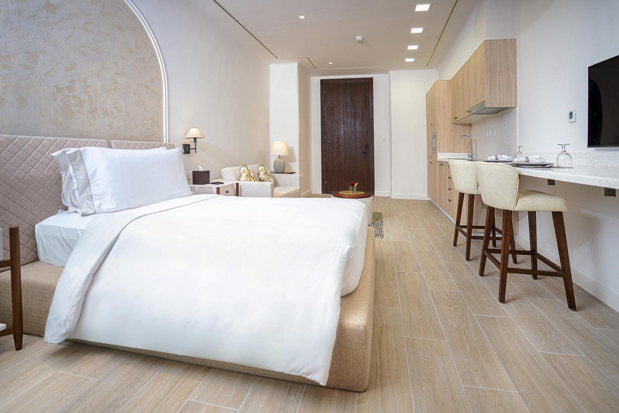 Mina Hotel And Residences By The Torch Доха Экстерьер фото A bedroom at the hotel